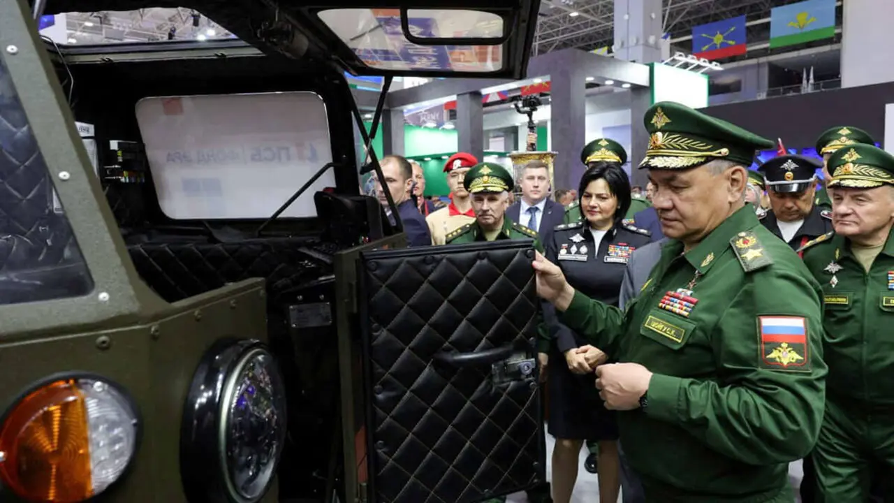 PHOTO/Ministerio de Defensa de Rusia vía REUTERS 
- El ministro de Defensa de Rusia, Sergei Shoigu, recorre una exposición en el foro técnico-militar internacional Army-2023 en el Centro de Exposiciones y Congresos Patriot en la región de Moscú