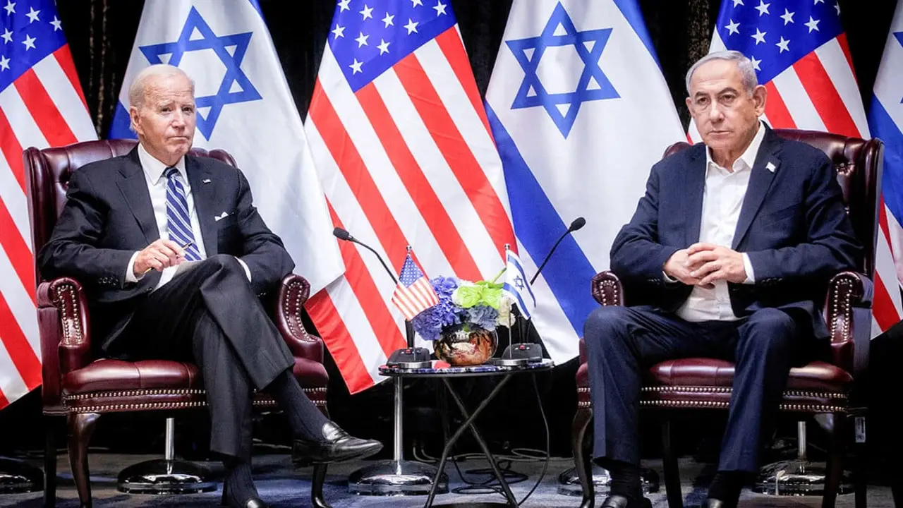 El presidente estadounidense Joe Biden, izquierda, durante una reunión con el primer ministro israelí, Benjamin Netanyahu, derecha, para discutir la guerra entre Israel y Hamas, en Tel Aviv, Israel, el miércoles 18 de octubre de 2023 - REUTERS/MIRIAM AISTER