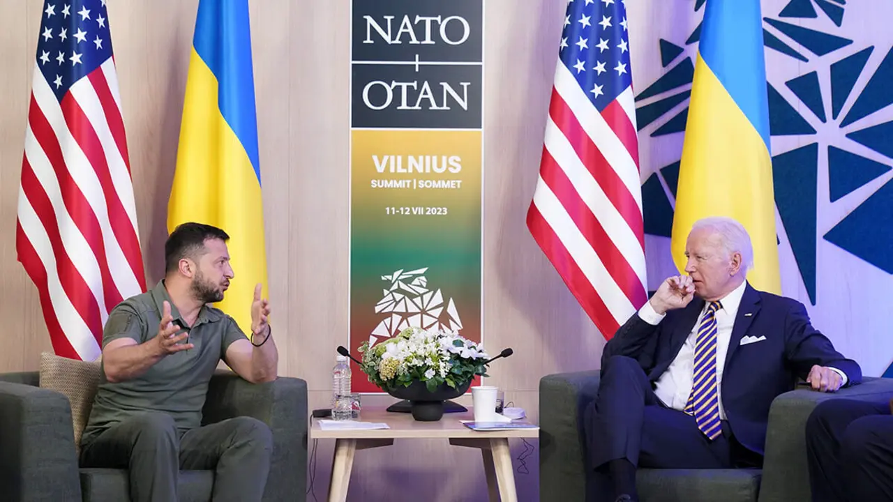 El presidente ucraniano, Volodymyr Zelenskiy, y el presidente estadounidense, Joe Biden, asisten a una reunión bilateral durante la cumbre de la OTAN celebrada en Vilna, Lituania, el 12 de julio de 2023 - REUTERS/KEVIN LAMARQUE