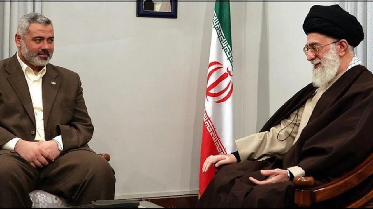 PHOTO/FILE - El líder de Hamás, Ismail Haniyeh, y el ayatolá Ali Jamenei
