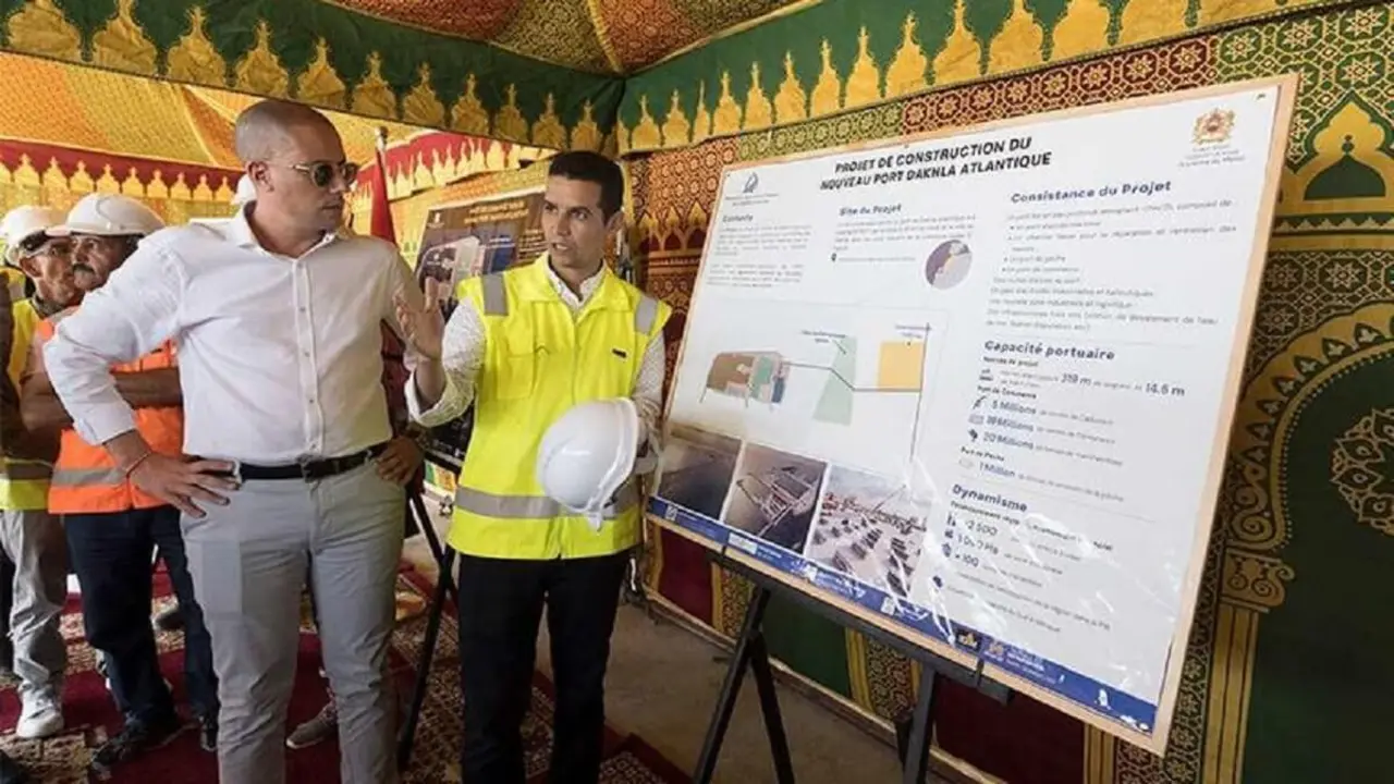 PHOTO/ATALAYAR/GUILLERMO LÓPEZ - Técnicos marroquíes explicando el proyecto del nuevo puerto de Dajla