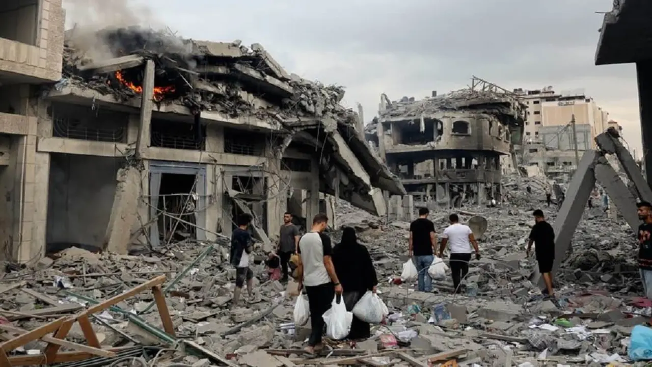 © UNICEF/Eyad El Baba Familias huyen de sus casas destrozadas en el barrio de Tal al-Hawa, en la ciudad de Gaza