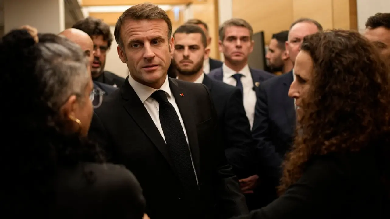 El presidente francés Emmanuel Macron se reúne con ciudadanos israelíes-franceses que han perdido a sus seres queridos, así como con familias de rehenes, en el aeropuerto Ben Gurion de Tel Aviv el 24 de octubre de 2023 - PHOTO/POOL/AFP/CHRISTOPHE ENA