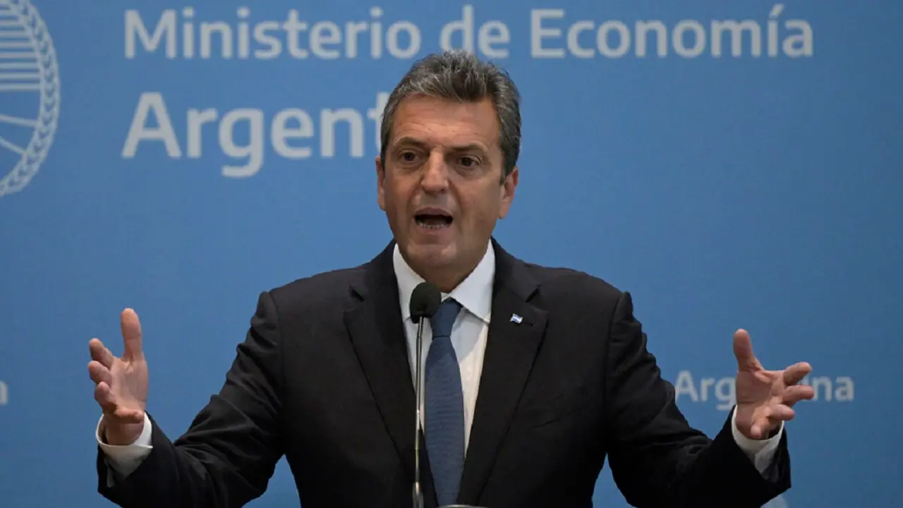 PHOTO/AFP/JUAN MABROMATA - El ministro de Economía argentino y candidato presidencial por el partido Unión por la Patria, Sergio Massa, da una rueda de prensa a la prensa extranjera en Buenos Aires el 23 de octubre de 2023, un día después de ganar la primera vuelta de las elecciones presidenciales