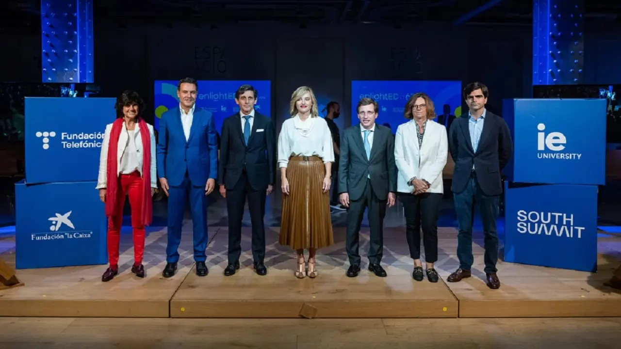 De izquierda a derecha: fundadora y CEO de South Summit, María Benjumea; director corporativo Educación y Marketing Fundación ”la Caixa”, Xavier Bertolín; presidente de Telefónica, José María Álvarez-Pallete; ministra de Educación y Formación Profesional en funciones, Pilar Alegría; alcalde de Madrid, José Luis Martínez Almeida; directora de la Fundación Telefónica, Carmen Morenés, y CEO de IE University, Diego del Alcázar