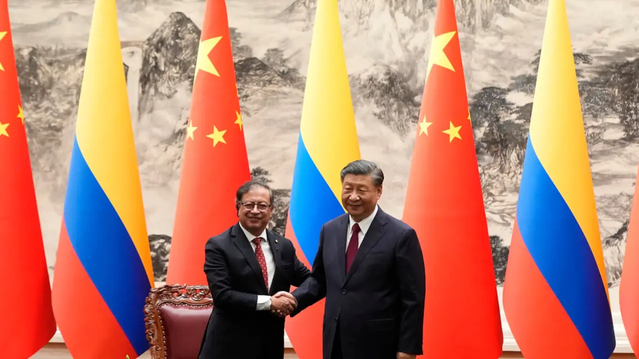 Ken Ishii / POOL / AFP - El presidente de China, Xi Jinping, le da la mano al presidente de Colombia, Gustavo Petro