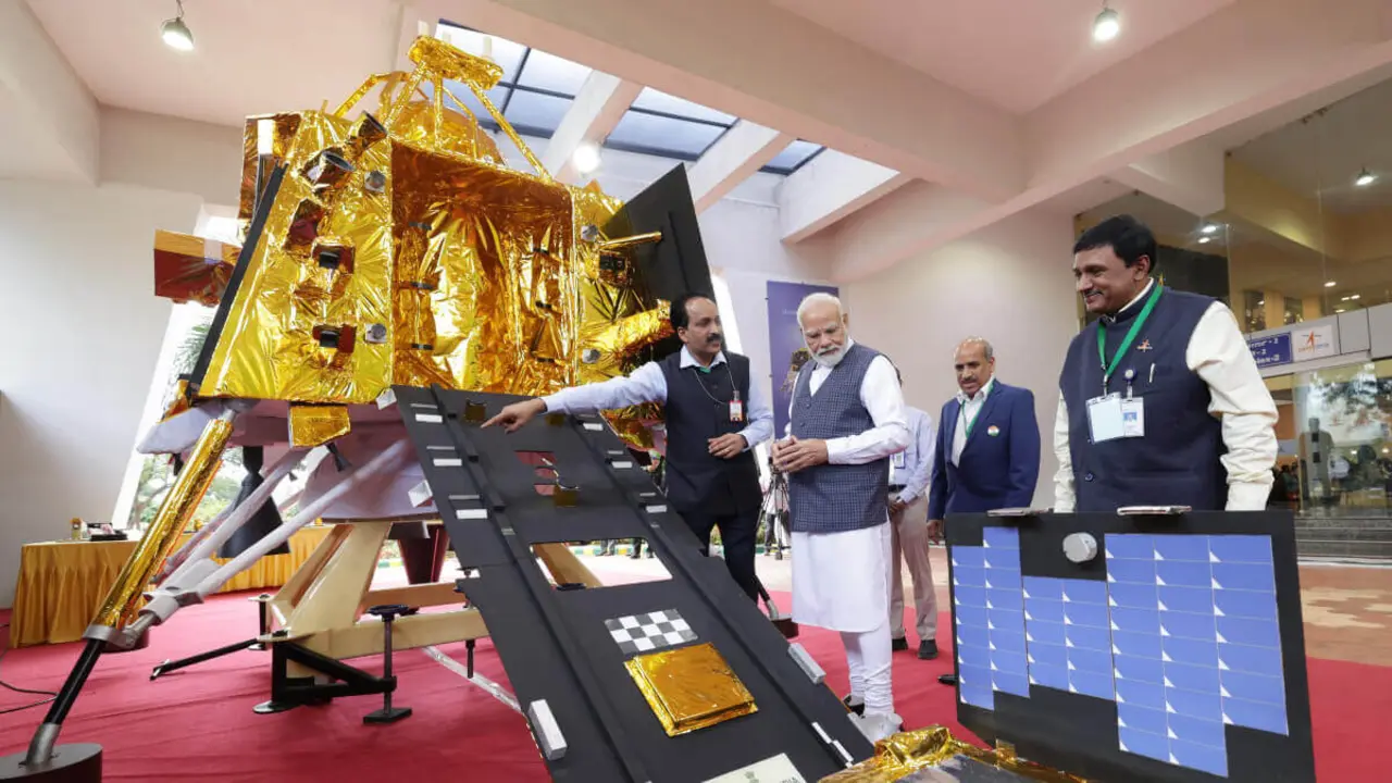 PHOTO/India Prime Minister Office - El éxito de Chandrayan-3 con el módulo de superficie lunar Vikram y el vehículo Pragyan ha espoleado las ambiciones espaciales de Narendra Modi. Junto al primer ministro, el presidente de la ISRO, S. Somanath