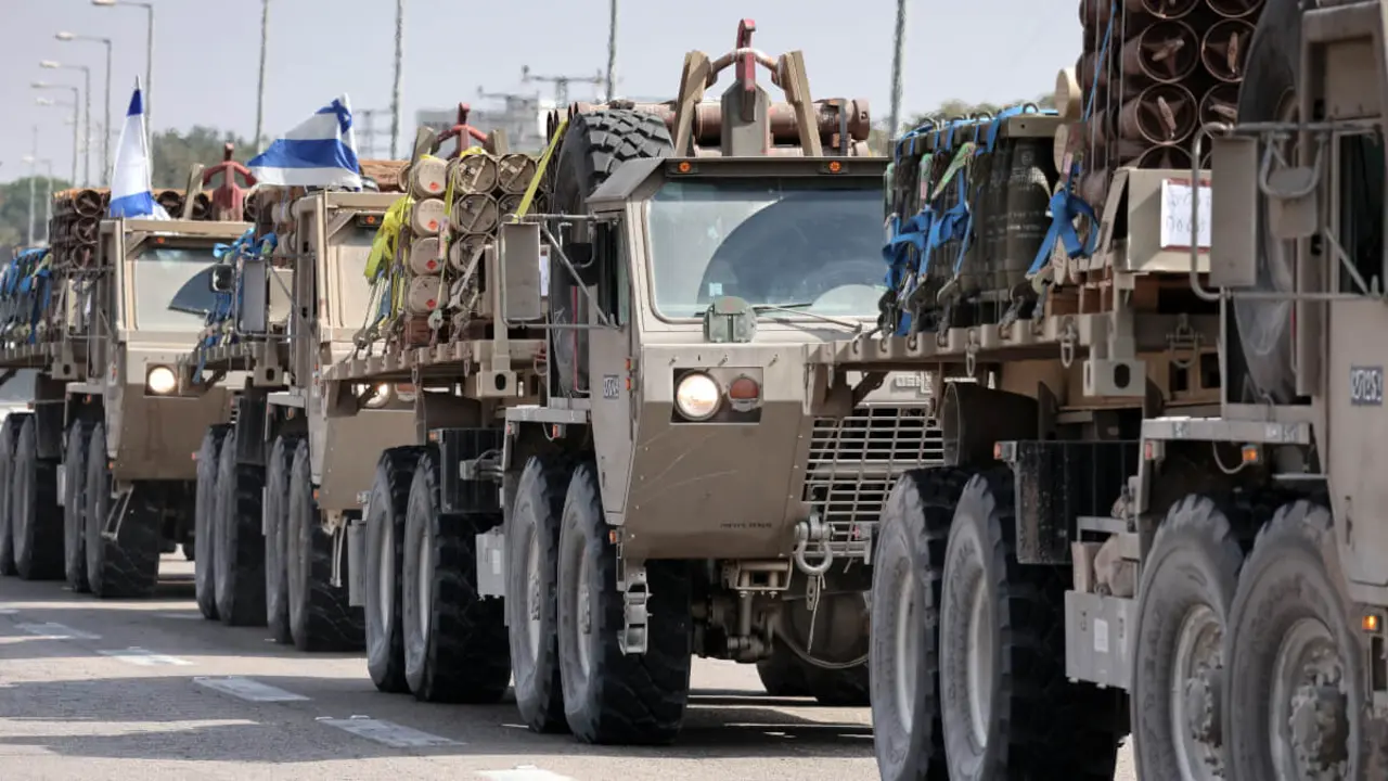 Thomas COEX / AFP - Un convoy de camiones del ejército israelí que transportan granadas de mortero avanza por una carretera cerca de la ciudad sureña de Sderot