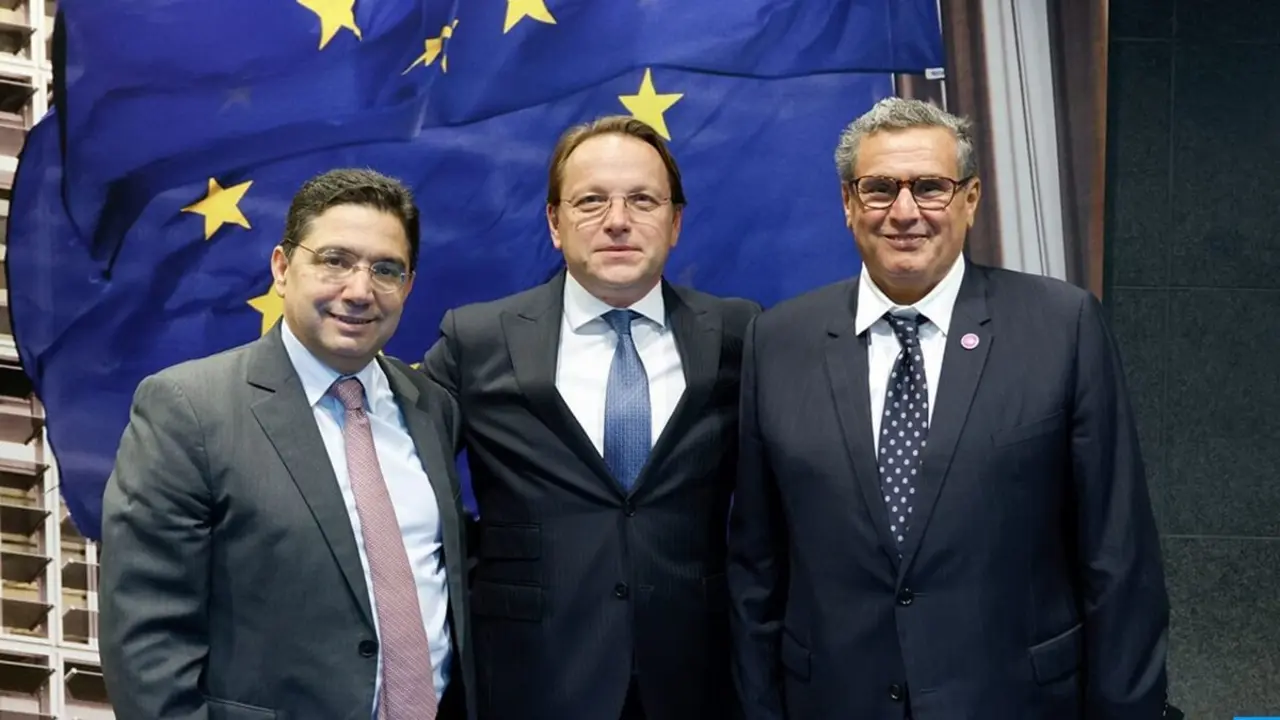PHOTO/REDES - El Jefe del Gobierno, Sr. Aziz Akhannouch, y el Sr. Nasser Bourita en Bruselas con el Comisario Europeo de Vecindad y Ampliación, Sr. Oliver Varhelyi, al margen de la celebración del foro "Global Gateway"