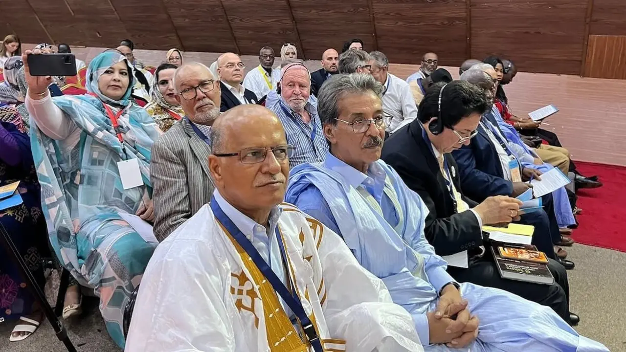 Hadj Ahmed Bericalla con líderes tribales saharauis en la II Conferencia Internacional sobre el Sáhara de Dakar