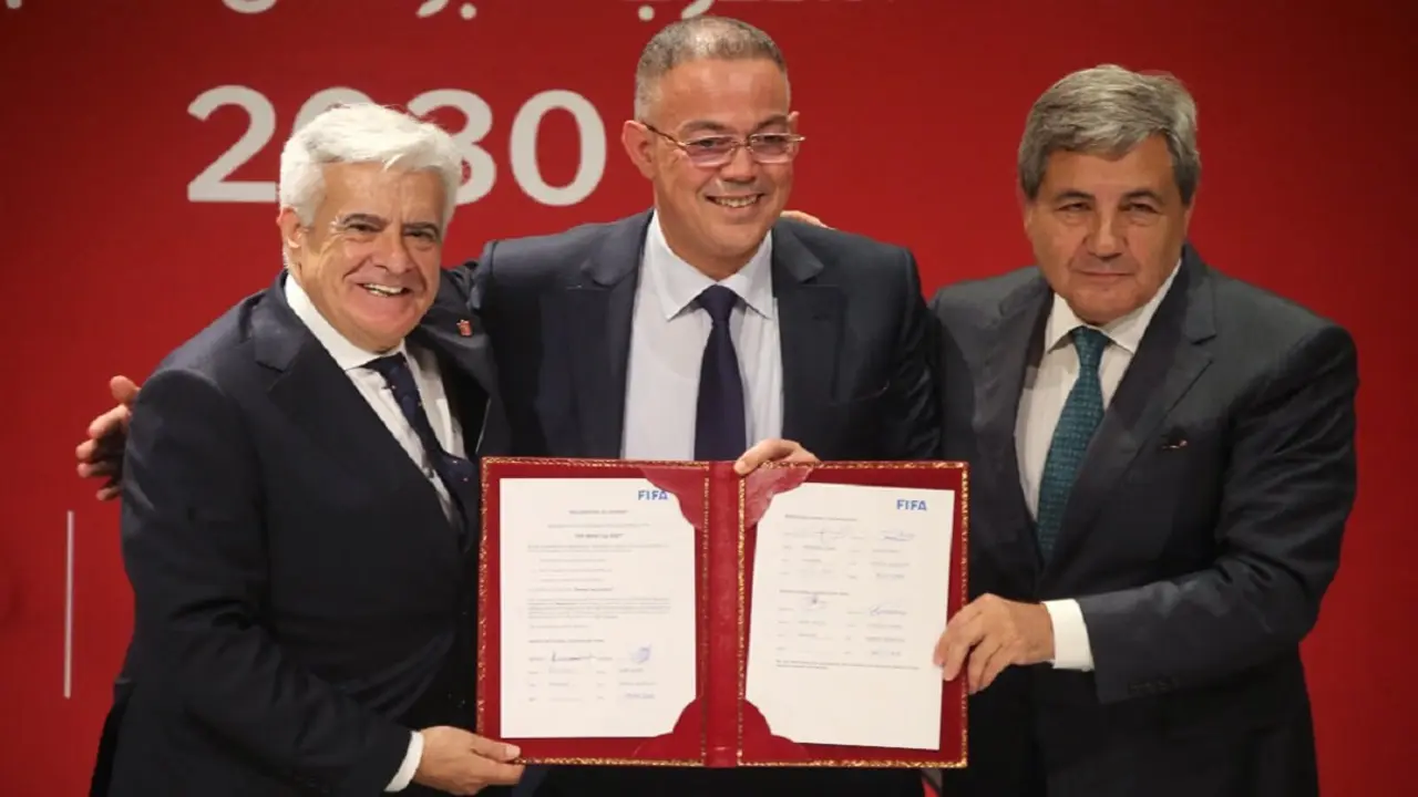 Los dirigentes de las federaciones de fútbol de Marruecos, Fouzi Lekjaa (C), España, Pedro Rocha (I), y Portugal, Fernando Gomes, posan para una foto tras firmar la carta de intenciones, un paso clave en el proceso de candidatura para albergar la Copa del Mundo de 2030, durante una ceremonia en Rabat el 28 de octubre de 2023 - PHOTO/AFP