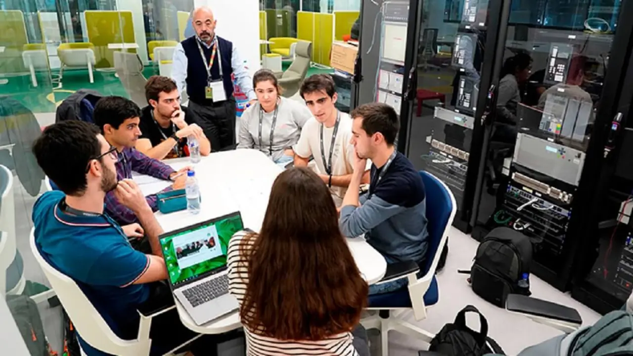 Jóvenes estudiantes en el Global Smart Grids Innovation Hub, en Bilbao