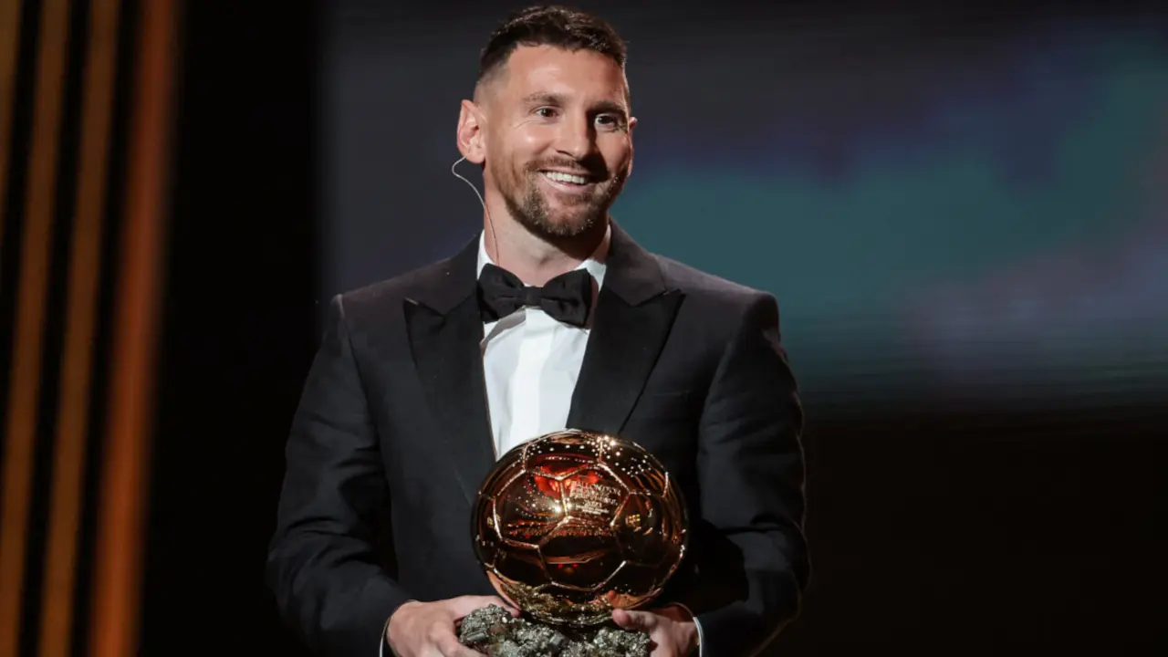 PHOTO/FRANCK FIFE/AFP - El delantero argentino del Inter de Miami CF Lionel Messi recibe su 8º Balón de Oro durante la ceremonia de entrega del Balón de Oro de Fútbol de Francia 2023 en el Theatre du Chatelet de París el 30 de octubre de 2023