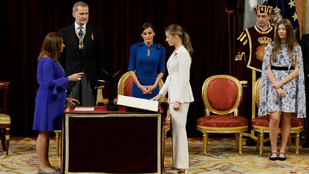 PHOTO/POOL/AFP/ANDRÉS BALLESTEROS - La princesa heredera de Asturias Leonor (dcha.) asiste con la presidenta del Congreso, Francina Armengol, a una ceremonia para jurar lealtad a la Constitución, en su 18 cumpleaños, en el Congreso de los Diputados en Madrid el 31 de octubre de 2023