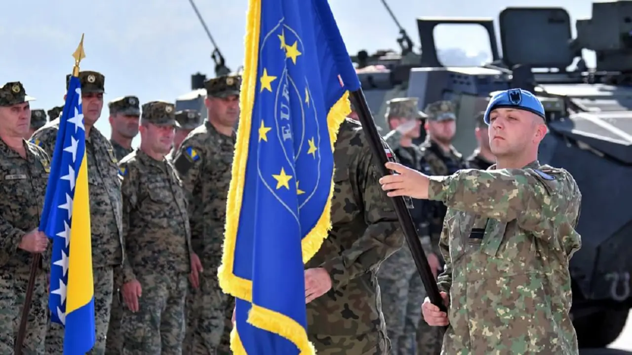 Miembros de la fuerza militar de la Unión Europea (EUFOR) en Bosnia y Herzegovina permanecen en posición de firmes antes de una inspección durante un ejercicio de simulación de disturbios en el campamento “Butmir”, cerca de Sarajevo, el 24 de octubre de 2022 - PHOTO/AFP/ELVIS BARUKCIC