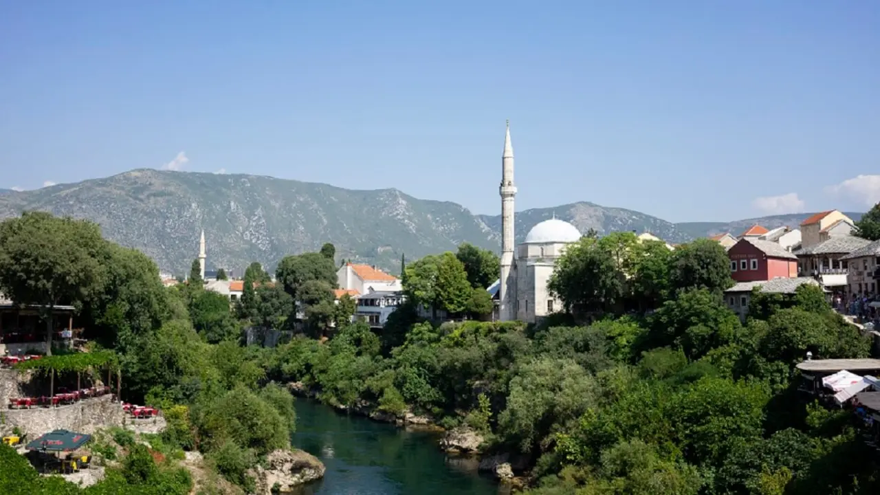 PHOTO/NURPHOTO VÍA AFP/GEORGE SCHINAS - Vista desde el puente de Mostar, el 17 de agosto de 2023. El puente de Mostar, también conocido como Stari Most, es un puente otomano del siglo XVI reconstruido en la ciudad de Mostar, Bosnia y Herzegovina. El puente cruza el río Neretva y conecta las dos partes de la ciudad de Mostar