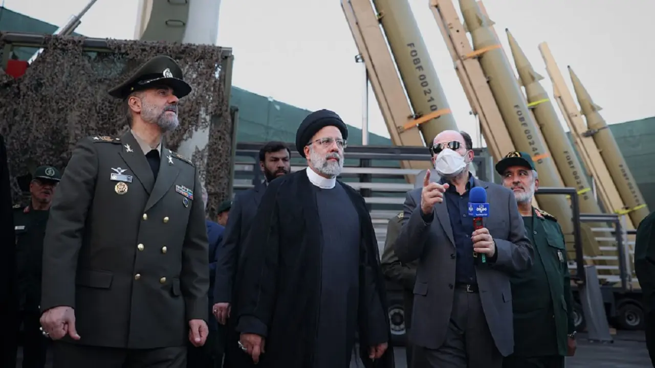 El presidente Ebrahim Raisi y su ministro de Defensa, general Amir Hatami, recorren una exposición repleta de los principales sistemas de misiles y lanzadores espaciales - PHOTO/President of the Islamic Republic of Irán