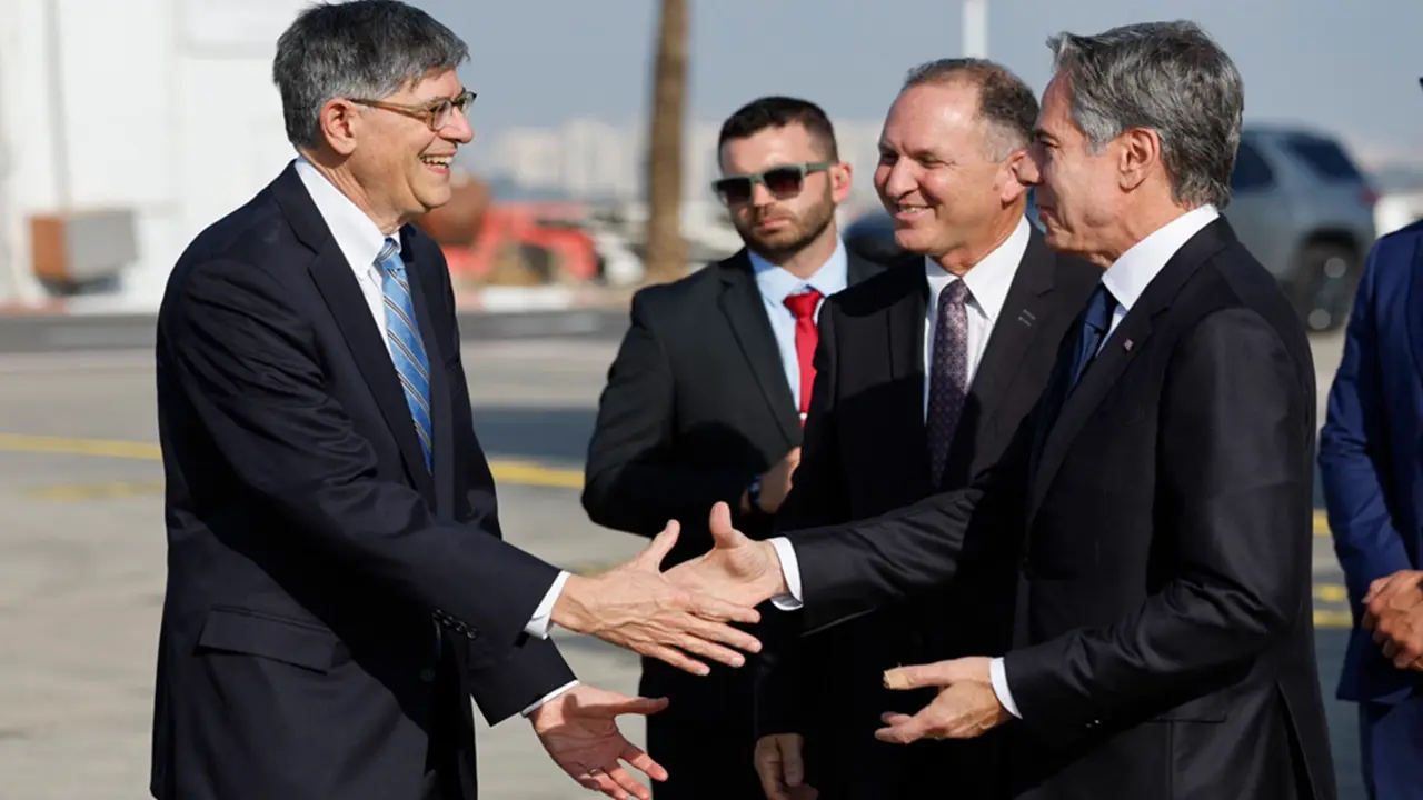 FOTO/JONATHAN ERNST/POOL/AFP - Jacob J. Lew, recién nombrado embajador de Estados Unidos en Israel, estrecha la mano del secretario de Estado estadounidense Antony Blinken a su llegada al aeropuerto internacional Ben Gurion, cerca de Tel Aviv, el 3 de noviembre de 2023, en medio de los combates en curso entre Israel y el grupo palestino Hamás. Blinken llegó a Israel el 3 de noviembre, según indicó un corresponsal de AFP que viajaba con él, en un viaje centrado en las medidas para minimizar los daños a la población civil en la guerra de Gaza