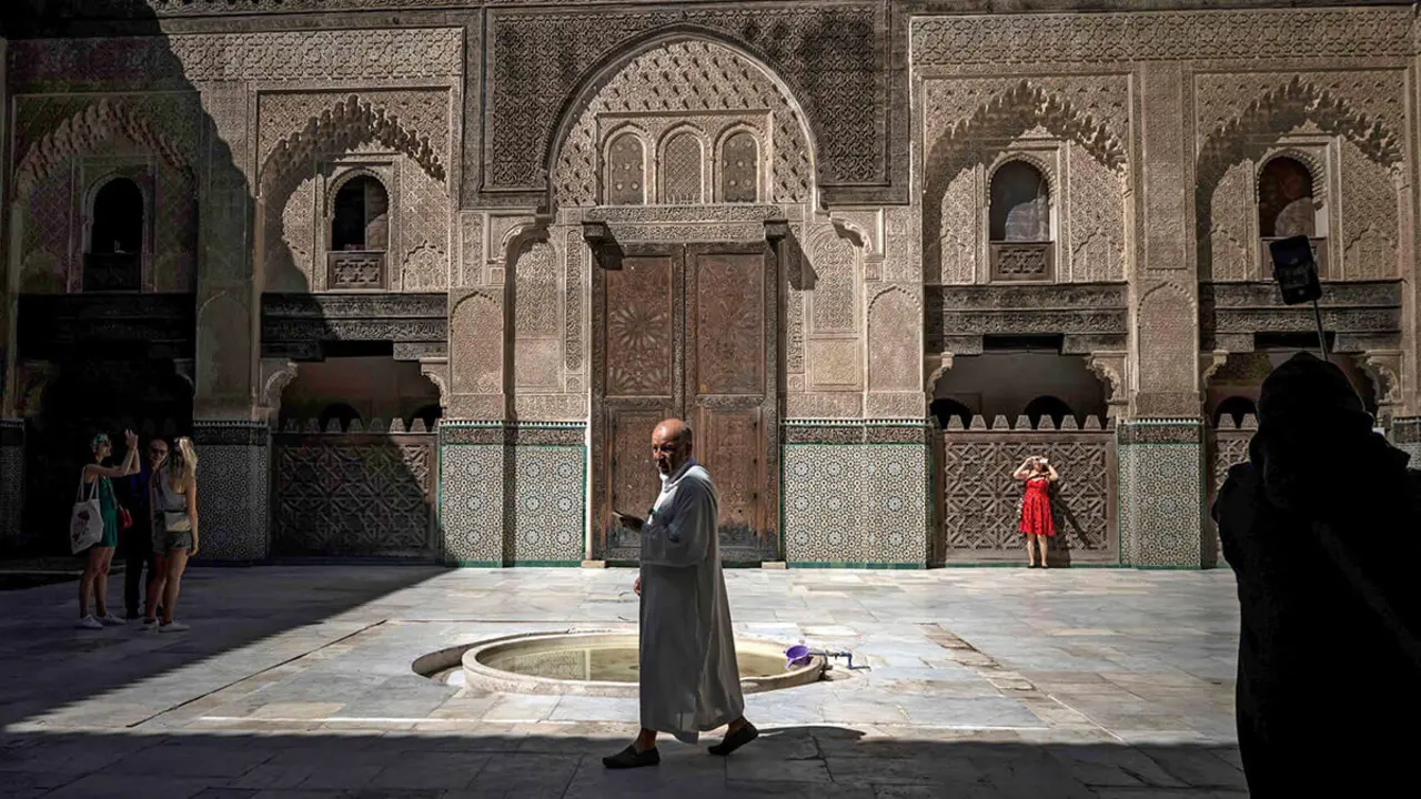 AFP/FADEL SENNA - Visitantes recorren la Madrasa Bou Inania, una escuela teológica construida entre 1350 y 1355 d.C., en la antigua ciudad marroquí de Fez