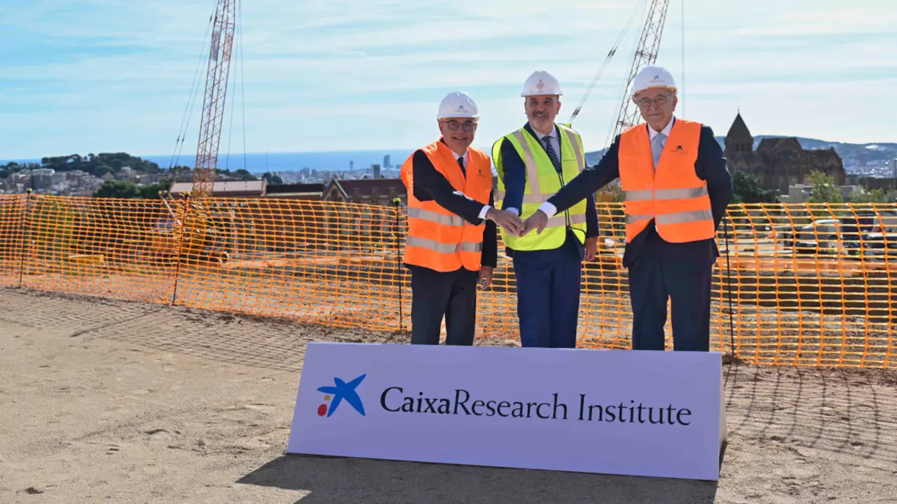 De izquierda a derecha: el doctor Josep Tabernero; el Alcalde de Barcelona, Jaume Collboni, y el presidente de la Fundación ”la Caixa”, Isidro Fainé, tras poner la primera piedra del CaixaResearch Institute.