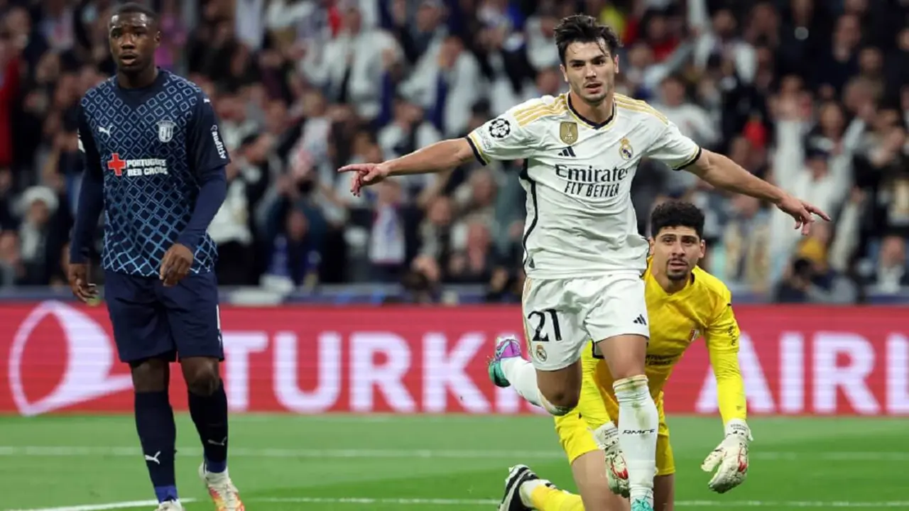El delantero español del Real Madrid Brahim Díaz celebra la anotación del primer gol durante el partido de fútbol del grupo C de la Liga de Campeones de la UEFA entre el Real Madrid CF y el SC Braga en el estadio Santiago Bernabéu de Madrid el 8 de noviembre de 2023 -PHOTO/AFP/PIERRE-PHILIPPE MARCOU