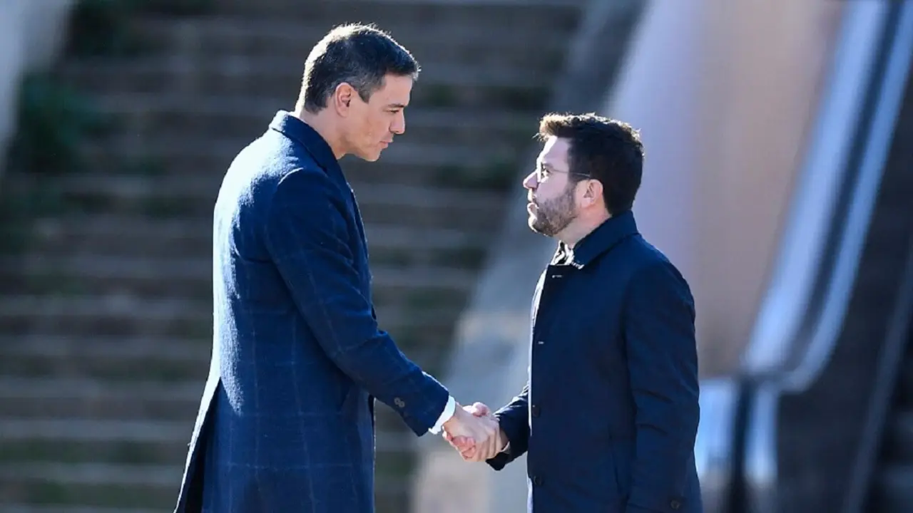 PHOTO/AFP/PAU BARRENA - El presidente del Gobierno español, Pedro Sánchez (izq.), estrecha la mano del presidente regional catalán, Pere Aragonés, a su llegada a una cumbre franco-española en Barcelona el 19 de enero de 2023
