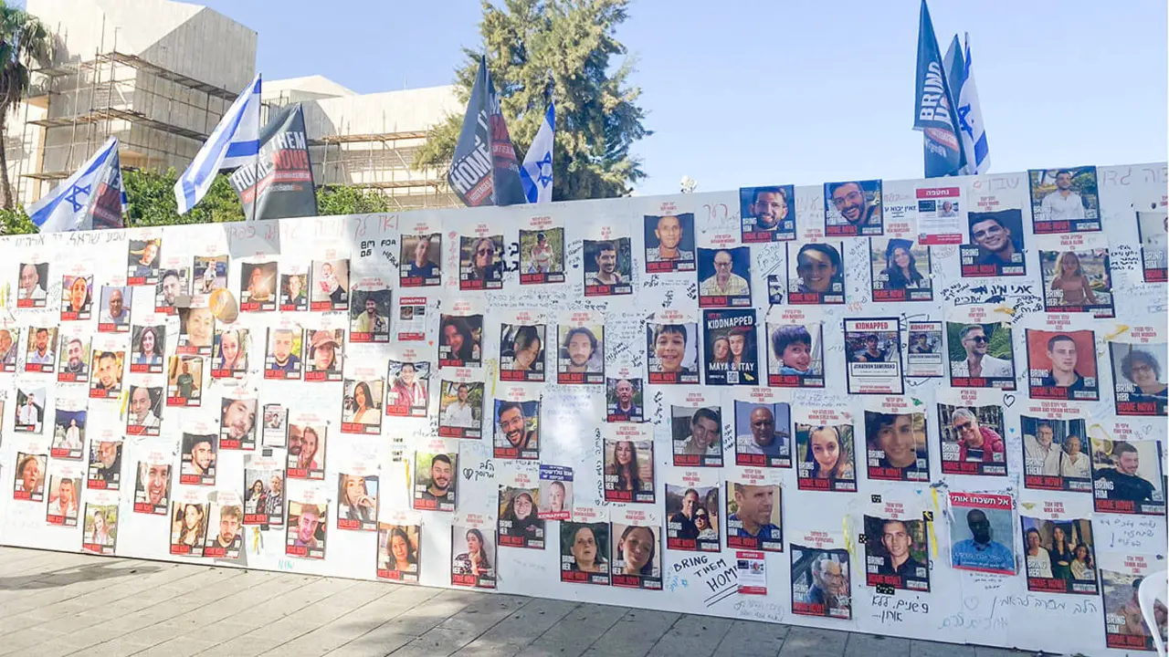 Fotografías de los secuestrados por Hamás en una plaza de Tel Aviv, Israel - PHOTO/ATALAYAR/MARGARITA ARREDONDAS