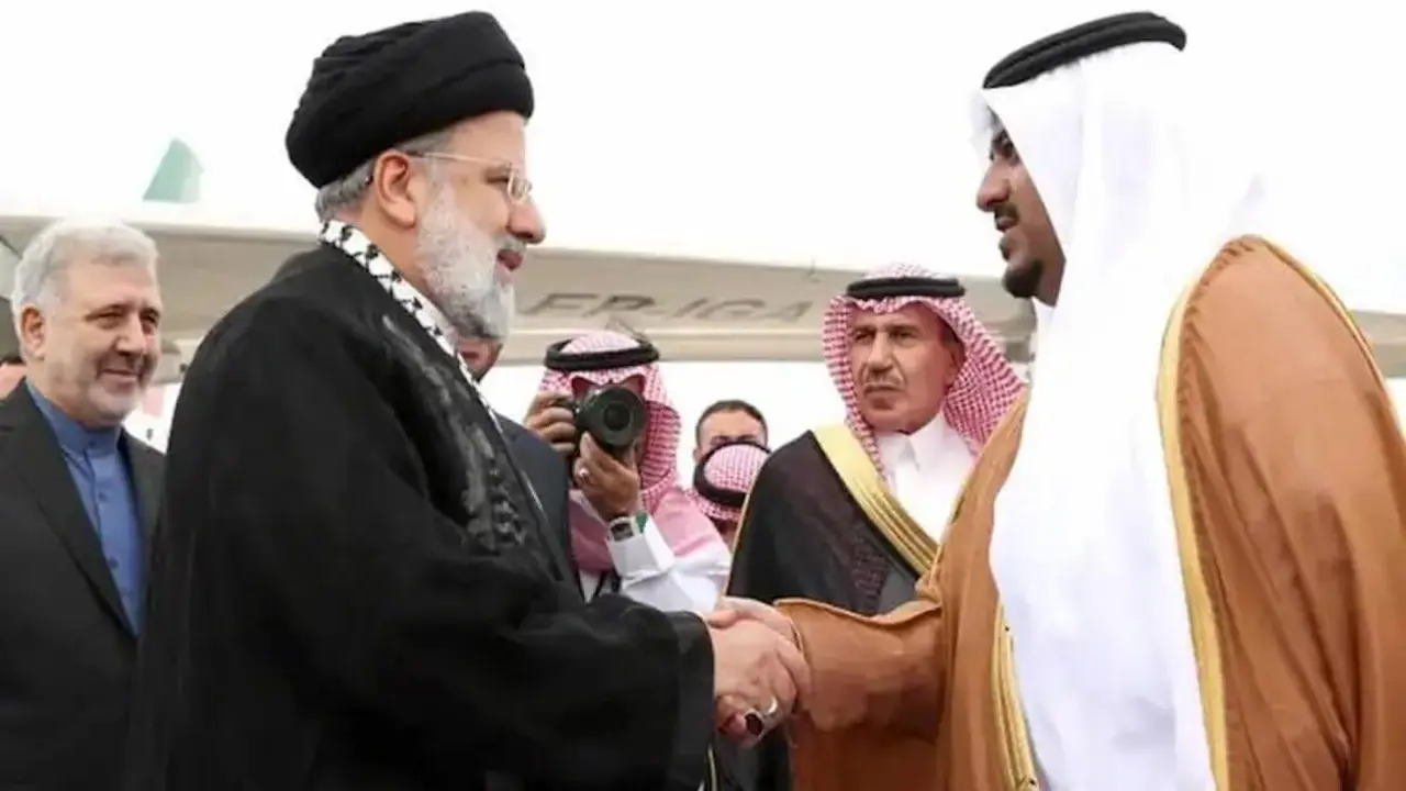 PHOTO/AFP - El príncipe Mohammed bin Abdulrahman bin Aabdulaziz (derecha), estrechando la mano del presidente de Irán, Ebrahim Raisi, a su llegada a Riad