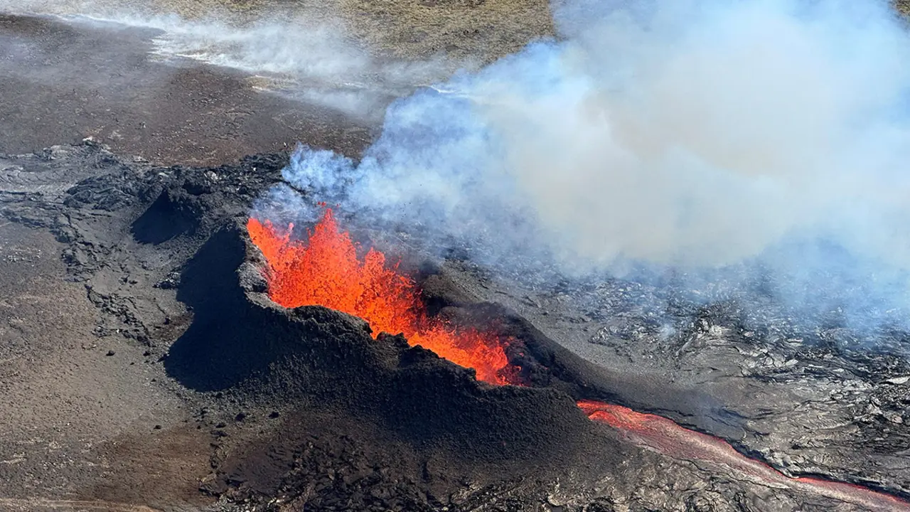 PHOTO/Protección Civil de Islandia VIA REUTERS - Chorros y flujos de lava después de la erupción de un volcán en la península de Reykjanes, Islandia, el 12 de julio de 2023, como se ve en esta fotografía tomada desde un helicóptero de la Guardia Costera