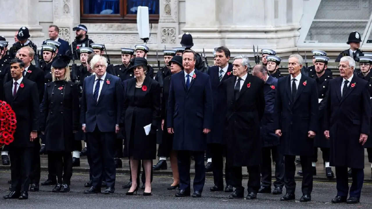 PHOTO/POOL/AFP/TOBY MELVILLE - (De izq. a dcha.) El primer ministro británico Rishi Sunak, los ex primeros ministros británicos Liz Truss, Boris Johnson, Theresa May, David Cameron, Gordon Brown, Tony Blair y John Major asisten a la ceremonia del Domingo del Recuerdo en el Cenotafio de Whitehall, en el centro de Londres, el 12 de noviembre de 2023