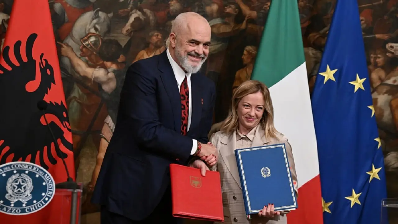 PHOTO/AFP/TIZIANA FABI - La primera ministra italiana, Giorgia Meloni, y el primer ministro albanés, Edi Rama, ofrecen una rueda de prensa conjunta mientras firman un acuerdo sobre migraciones en el Palazzo Chigi de Roma el 6 de noviembre de 2023