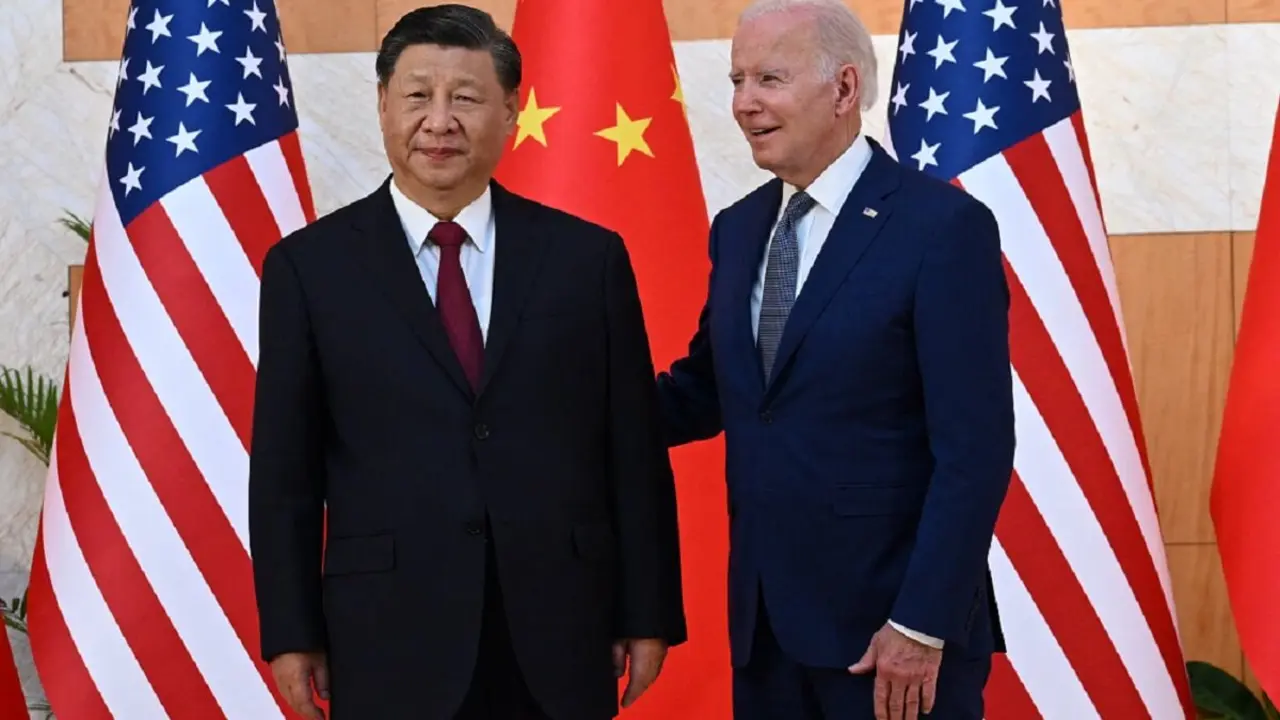 El presidente de Estados Unidos, Joe Biden (Derecha), y el presidente de China, Xi Jinping (Izquierda), se reúnen al margen de la Cumbre del G20 en Nusa Dua, en la isla turística indonesia de Bali, el 14 de noviembre de 2022 - PHOTO/AFP/SAUL LOEB