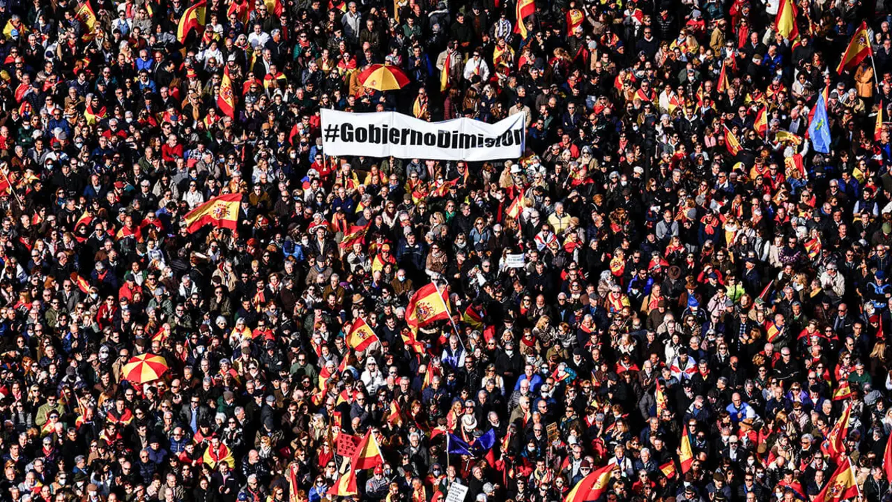 REUTERS/SUSANA VERA - Protesta contra el Gobierno del primer ministro español Pedro Sánchez en la Plaza Cibeles de Madrid, España