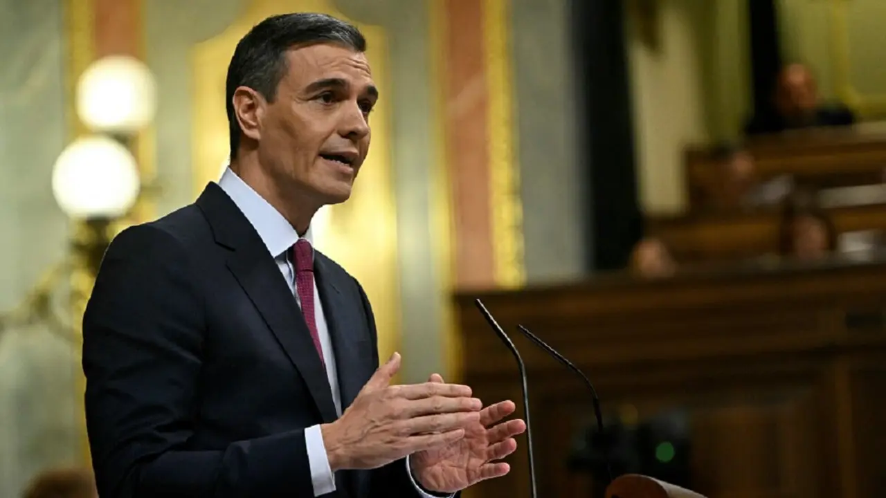 El presidente del Gobierno español en funciones, Pedro Sánchez, gesticula mientras habla durante un debate parlamentario en vísperas de la votación para elegir al próximo primer ministro de España, en el Congreso de los Diputados en Madrid el 15 de noviembre de 2023 - PHOTO/AFP/JAVIER SORIANO