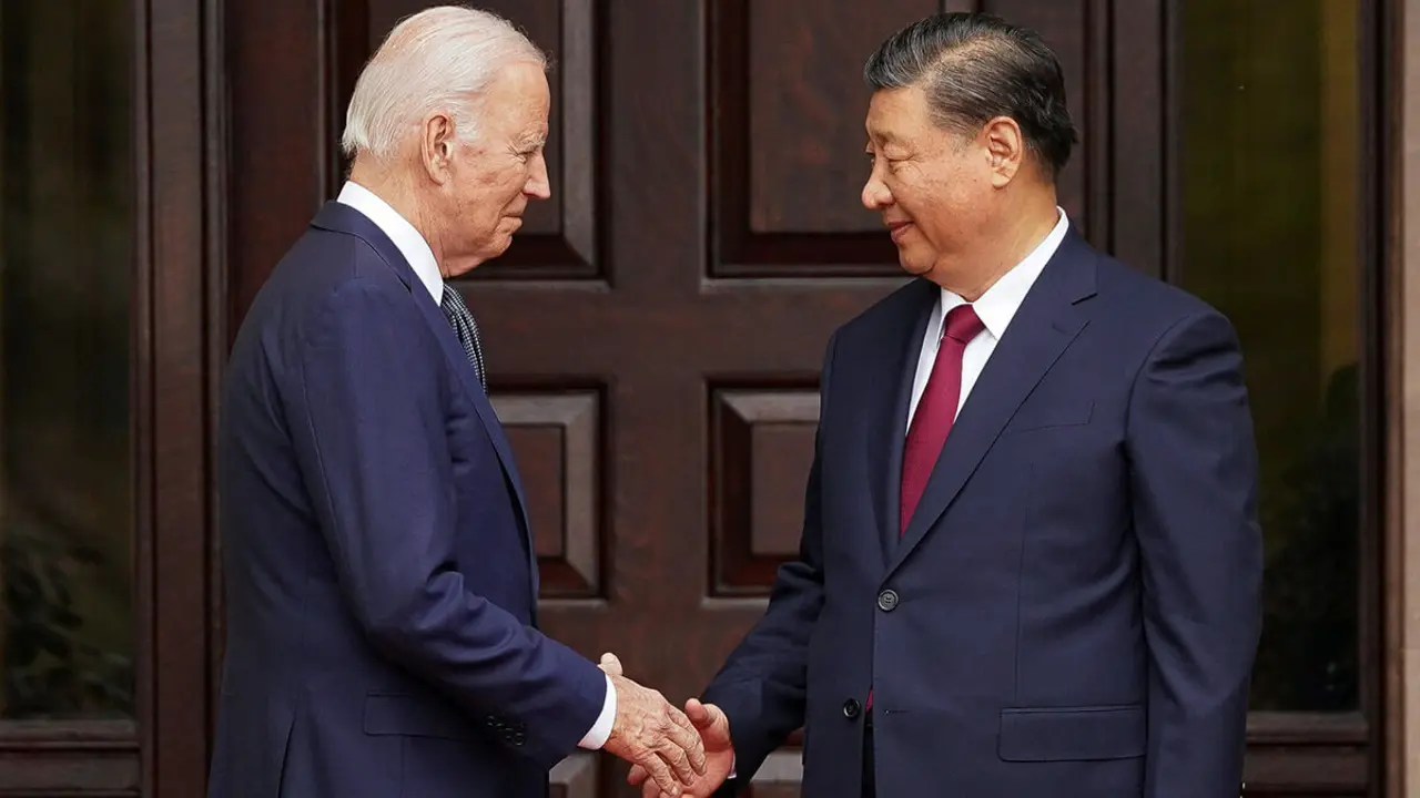 El presidente estadounidense Joe Biden le da la mano al presidente chino Xi Jinping - REUTERS/KEVIN LAMARQUE