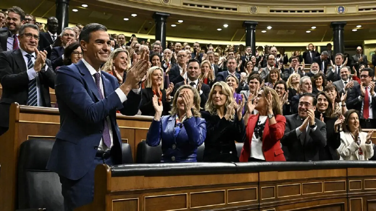 PHOTO/POOL/AFP/JAVIER SORIANO - El presidente del Gobierno español en funciones, Pedro Sánchez (izq.), celebra su victoria en la votación parlamentaria para elegir al próximo primer ministro de España, en el Congreso de los Diputados, en Madrid, el 16 de noviembre de 2023
