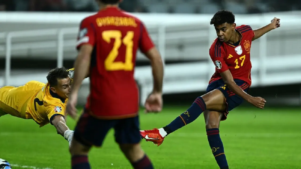 PHOTO/AFP/JEWEL SAMAD - El delantero español Lamine Yamal dispara para marcar el primer gol de su equipo durante el partido de fútbol de clasificación del Grupo A de la UEFA Euro 2024 entre Chipre y España en el Estadio Alphamega de Limassol el 16 de noviembre de 2023