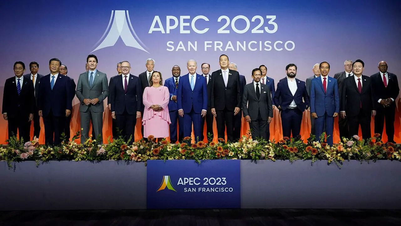 REUTERS/KEVIN LAMARQUE -Fotografia de familia en la cumbre del Foro de Cooperación Económica Asia-Pacífico (APEC) en San Francisco, California, EE.UU., el 16 de noviembre de 2023