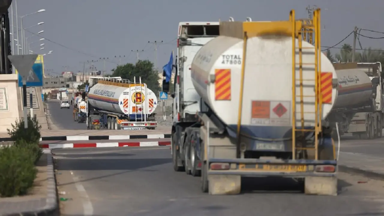 PHOTO/AFP/MOHAMMED ABED - Camiones cargados de combustible entran en la Franja de Gaza a través del paso fronterizo de Rafah con Egipto