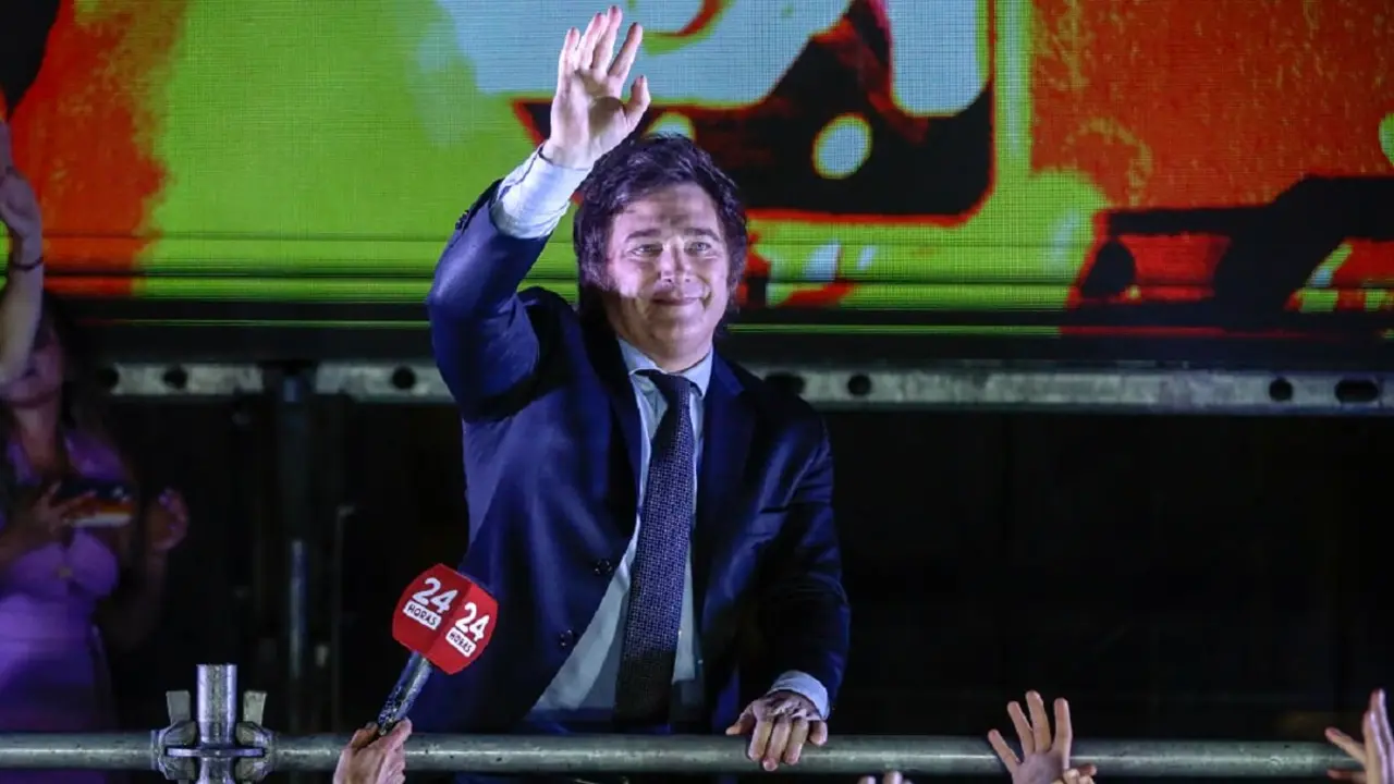 PHOTO/AFP/EMILIANO LASALVIA - Javier Milei celebra con sus partidarios tras ganar la segunda vuelta de las elecciones presidenciales frente a la sede de su partido en Buenos Aires, el 19 de noviembre de 2023
