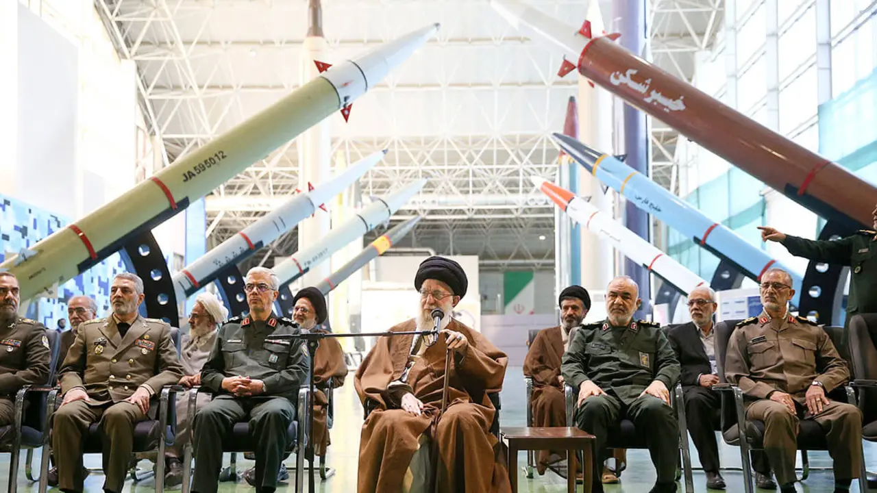El Líder Supremo de Irán, el ayatolá Ali Jamenei, habla durante una reunión en la exposición de logros de la Fuerza Aeroespacial del IRGC en Teherán, Irán, 19 de noviembre de 2023 - Oficina del Líder Supremo iraní WANA (Agencia de Noticias de Asia Occidental) vía REUTERS