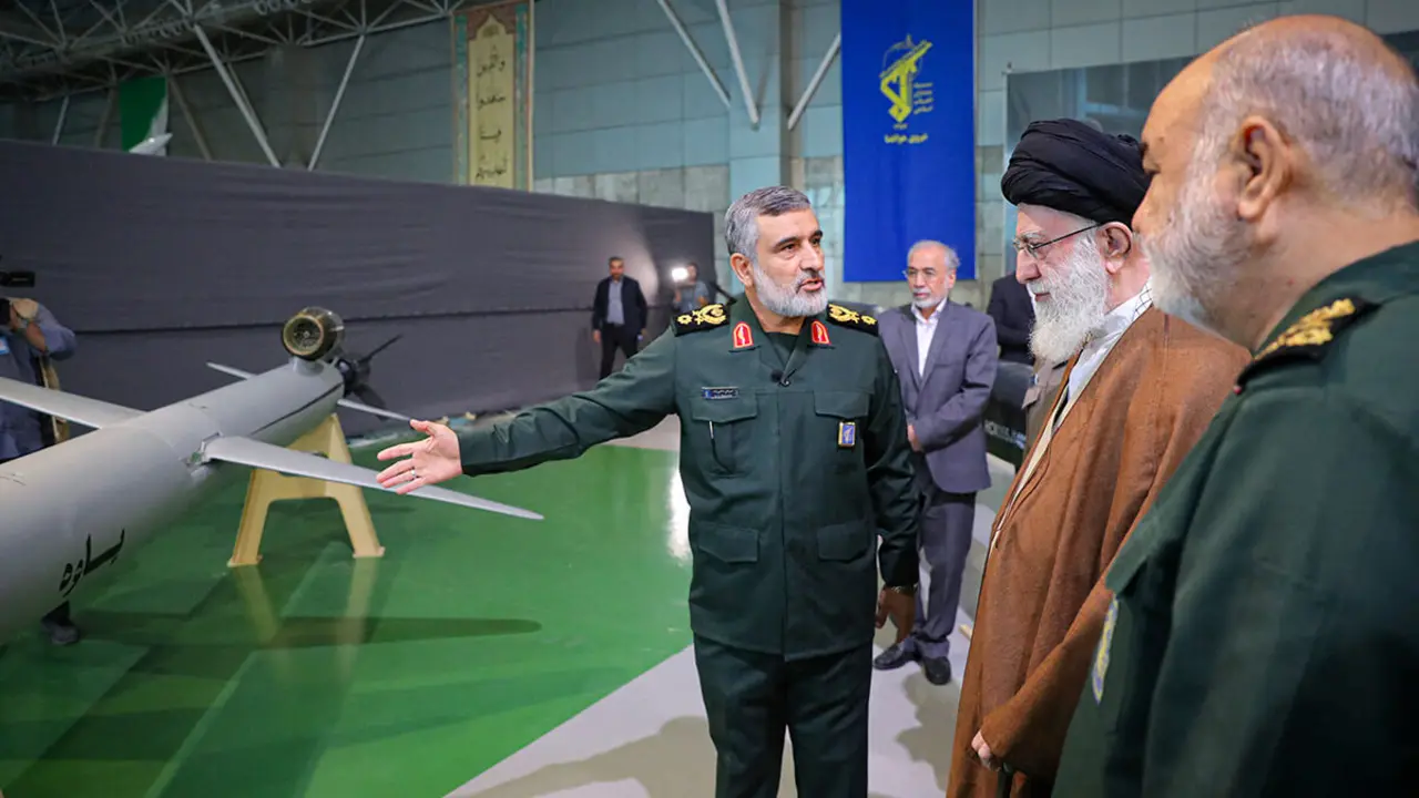 El Líder Supremo de Irán, el ayatolá Ali Jamenei, observa un misil iraní durante la exhibición de logros de la Fuerza Aeroespacial del CGRI en Teherán, Irán, 19 de noviembre de 2023 - Oficina del Líder Supremo iraní WANA (Agencia de Noticias de Asia Occidental) vía REUTERS -