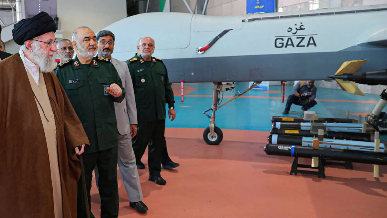 Oficina del Líder Supremo iraní WANA (Agencia de Noticias de Asia Occidental) vía REUTERS - El Líder Supremo de Irán, el ayatolá Ali Jamenei, observa un avión no tripulado iraní durante su visita a la exposición de logros de la Fuerza Aeroespacial del CGRI en Teherán, Irán, 19 de noviembre de 2023