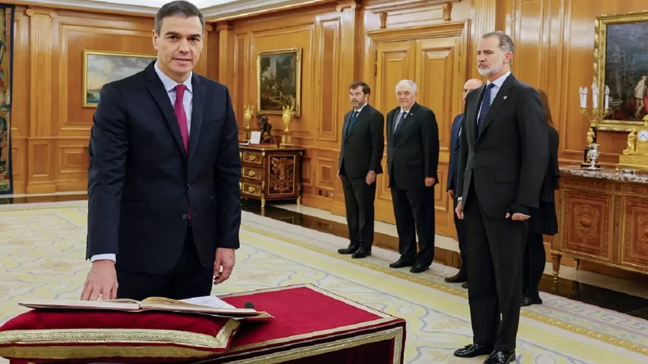 PHOTO/POOL/AFP/ANDRÉS BALLESTEROS - El presidente del Gobierno español, Pedro Sánchez (izq.), participa junto al rey Felipe VI en una ceremonia para jurar la Constitución, un día después de ser reelegido presidente del Gobierno, en el palacio real de La Zarzuela de Madrid, el 17 de noviembre de 2023