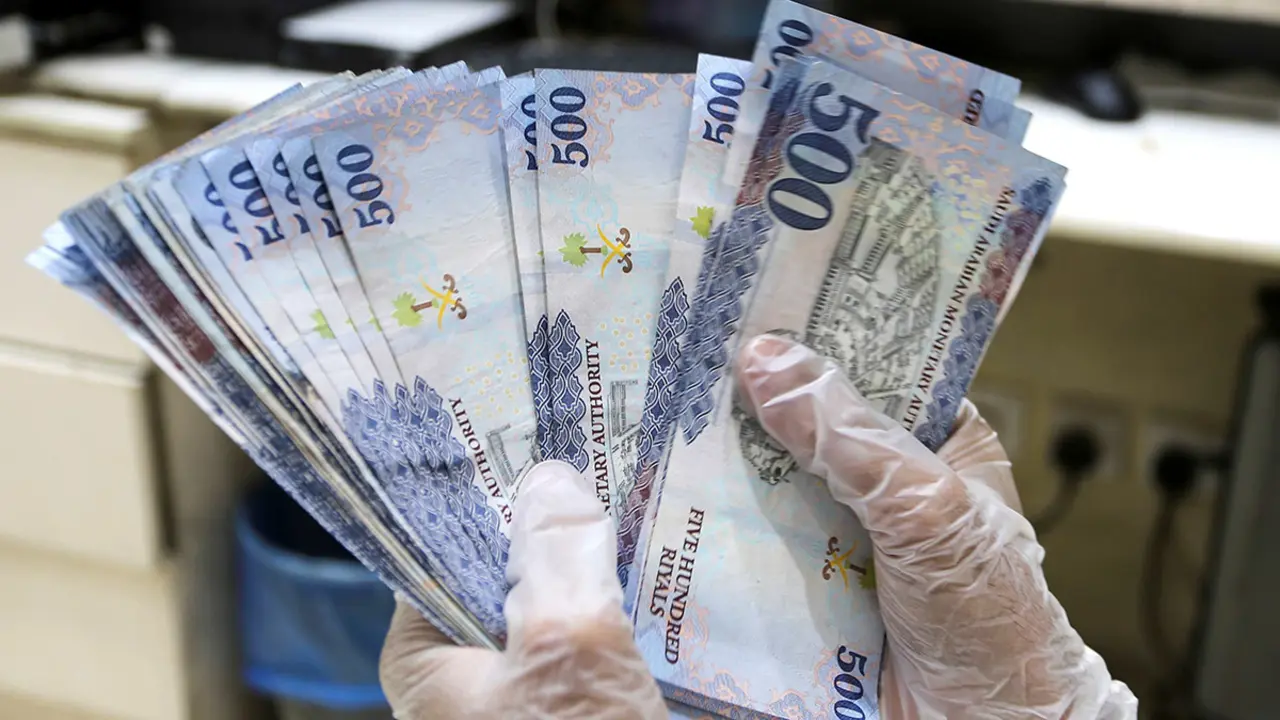 Un intercambiador saudí cuenta billetes de rial saudí en una tienda de cambio de moneda en Riad, Arabia Saudí - REUTERS/AHMED YOSRI