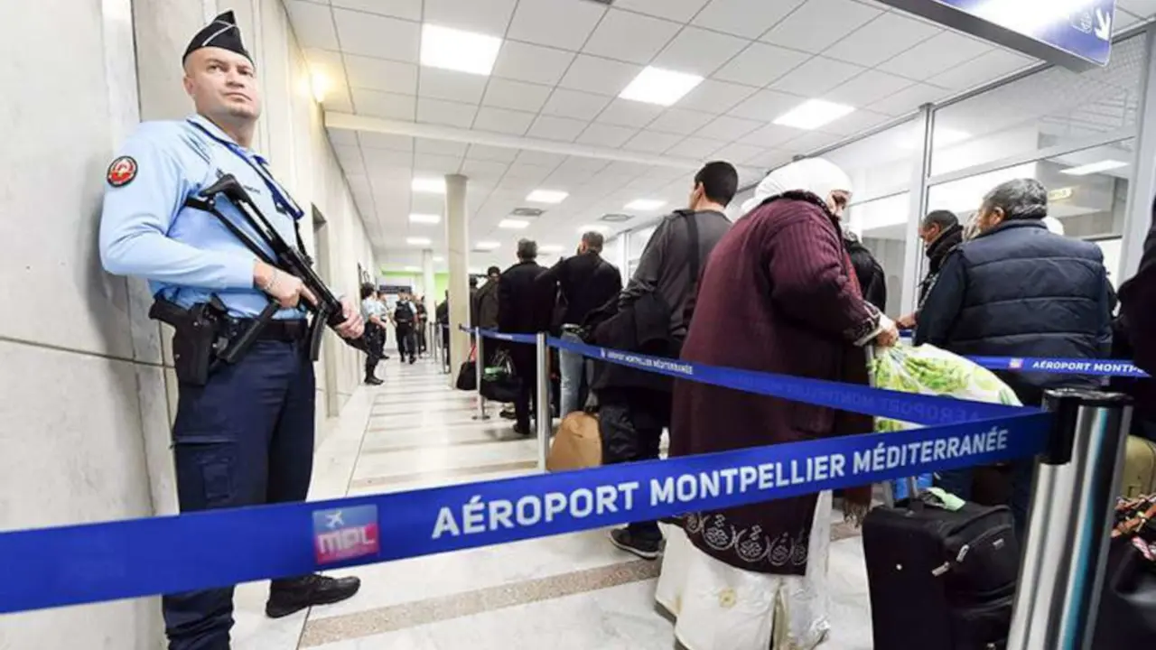 PHOTO/ARCHIVO - Guardia francés en el aeropuerto de Montpellier