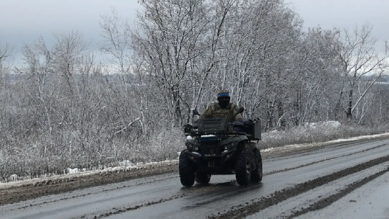 PHOTO/AFP/ANATOLII STEPANOV - Un soldado ucraniano monta en un quad en la región de Donetsk tras la nevada del 20 de noviembre de 2023, en medio de la invasión rusa de Ucrania