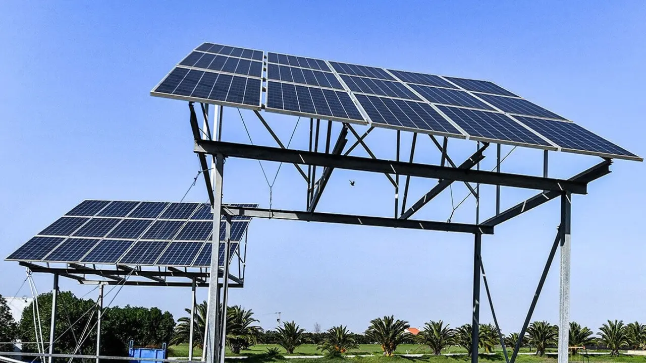 AFP/FETHI BELAID - Paneles solares utilizados para alimentar bombas de agua para riego