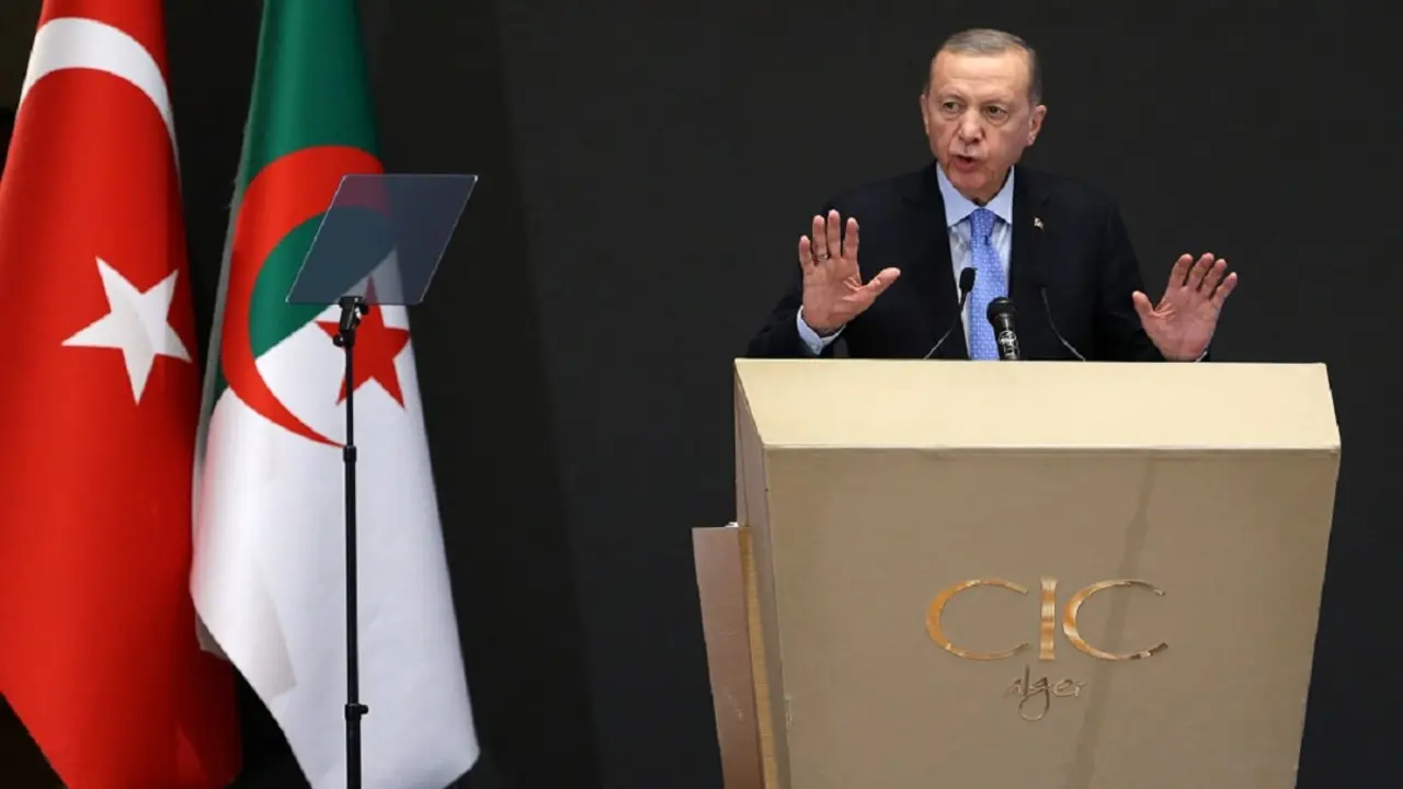 PHOTO/APP/NURPHOTO VÍA AFP/BILEL BENSALEM - El presidente turco Recep Tayyip Erdogan participa en el foro económico argelino-turco en Argel, Argelia, el 21 de noviembre de 2023, copresidido por el primer ministro argelino Nadir Larbaoui