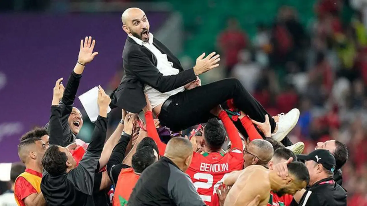El seleccionador de Marruecos, Walid Regragui, es lanzado al aire por los jugadores tras el partido de cuartos de final del Mundial de fútbol entre Marruecos y Portugal, en el estadio Al Thumama de Doha, Qatar, el sábado 10 de diciembre de 2022 - AP/Martin Meissner